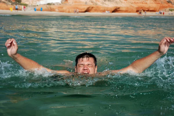 Hombre ahogándose en el mar —  Fotos de Stock
