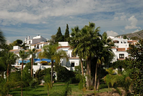 Vita hus i en spansk semesterort — Stockfoto