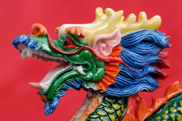 Китайский дракон на красном фоне — стоковое фото