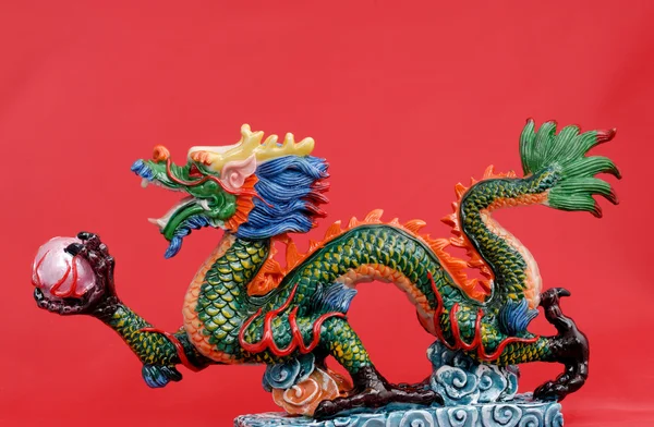 Kırmızı arka planda Çin ejderhası — Stok fotoğraf