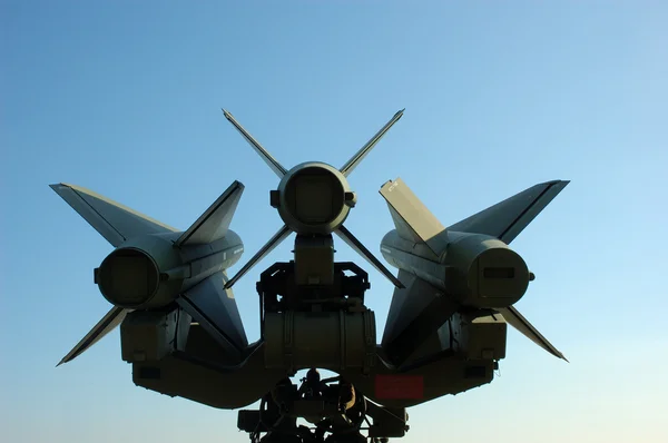 Füzelere karşı mavi gökyüzü — Stok fotoğraf