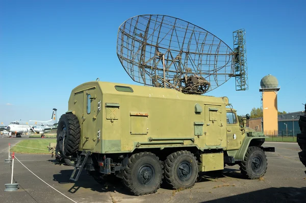 Oudere Russische militaire vrachtwagen met radar — Stockfoto