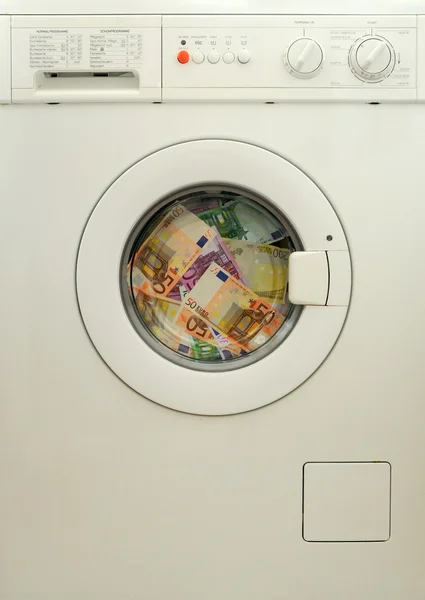 Witwassen van geld in de wasmachine — Stockfoto