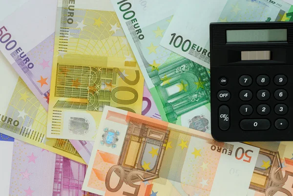 Notas de euro e calculadora — Fotografia de Stock