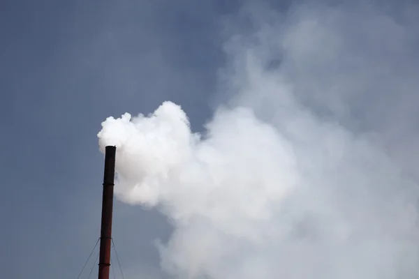 Factory chimney blowing co2 into atmosphere — Stock Photo, Image
