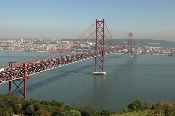 Висячий мост Ponte 25 de Abril через реку Тагус в Лиссабоне, Португалия — стоковое фото