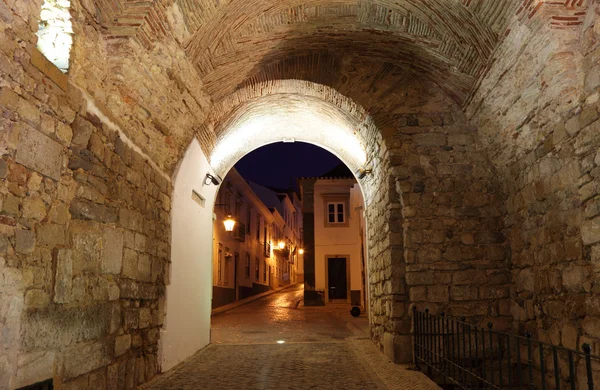 Arco de entrada para a cidade velha de Faro, Portugal — Fotografia de Stock