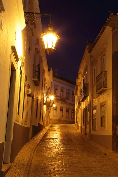 Straat 's nachts in de oude binnenstad van faro, portugal — Stockfoto