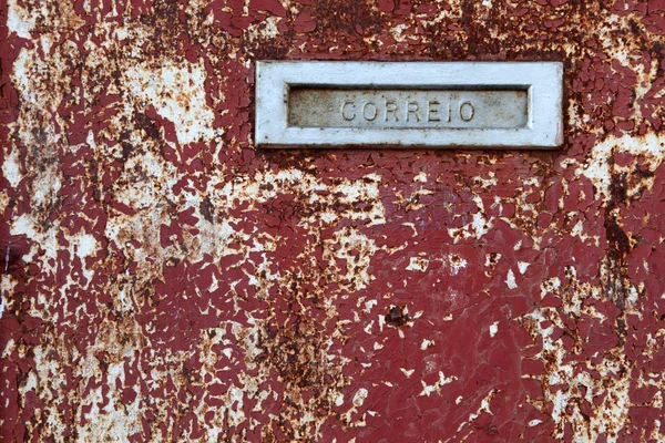 Poštovní box přihrádky na staré grungy dveře v Portugalsku — Stock fotografie