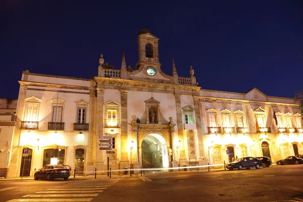 Budování svítící v noci ve staré části města Faro, Portugalsko — Stock fotografie