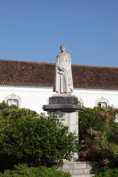 Dom francisco gomes standbeeld in de oude binnenstad van faro, portugal — Stockfoto