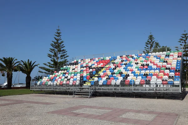 Plaststolar på en utomhus bio i portugal — Stockfoto