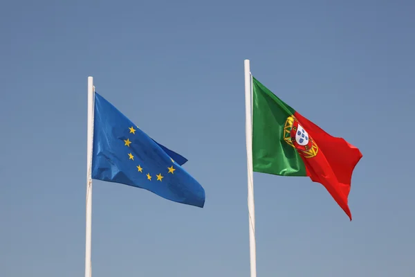 Bandeiras da UE e de Portugal — Fotografia de Stock