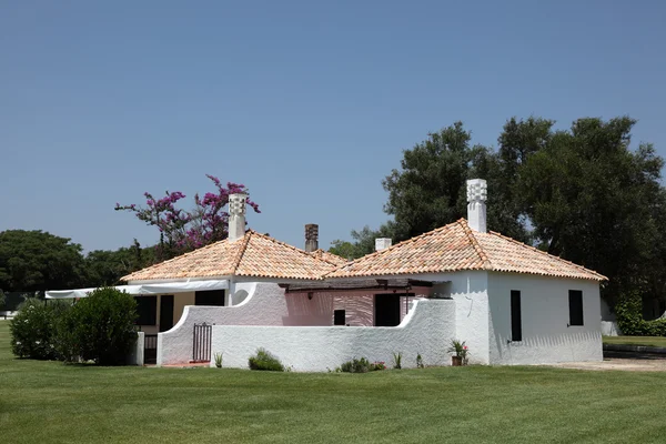 Άσπρο κατοικημένη σπίτι στο algarve, Πορτογαλία — Φωτογραφία Αρχείου