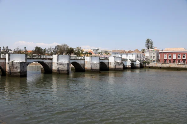 Oude Romeinse brug in tavira, algarve portugal — Stockfoto