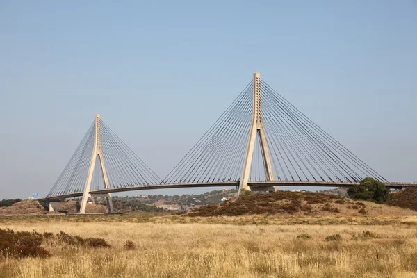 Ponte de suspensão sobre o rio Guadiana, Portugal — Fotografia de Stock