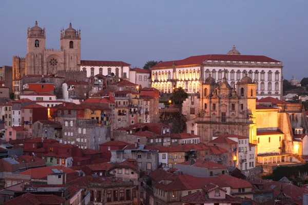 Старый город Порту - Рибейра - в сумерках, Португалия — стоковое фото