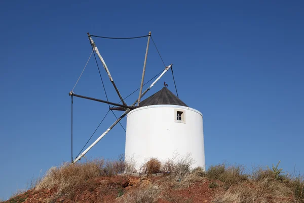 Mulino a vento tradizionale in Algarve, Portogallo — Foto Stock
