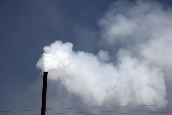 Fabriken skorstenen blåser co2 i atmosfären — Stockfoto