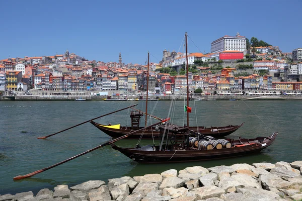 Traditionella båtar vid floden douro i porto, portugal — Stockfoto