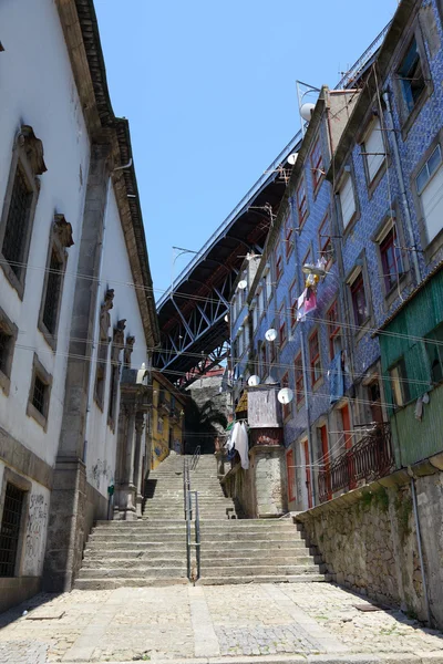 Улица в Рибейре - старом городе Порту, Португалия — стоковое фото