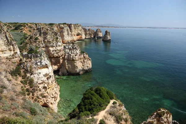 Klipporna på Atlanten segla utmed kusten i algarve, portugal — Stockfoto