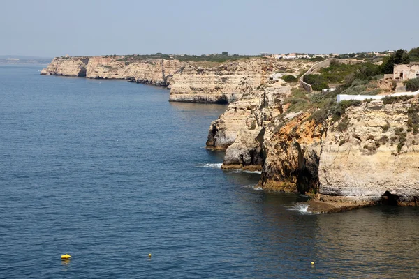 Rotsachtige kustlijn in algarve, portugal — Stockfoto