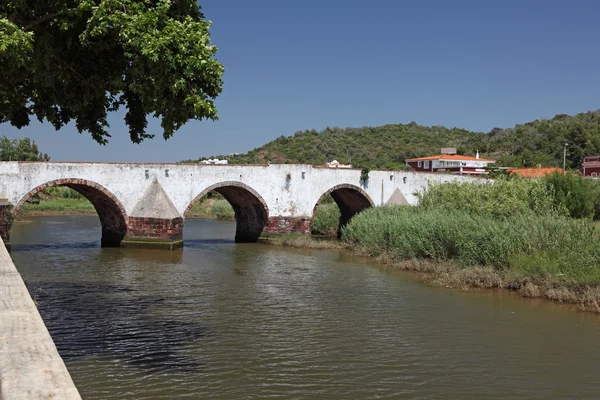 Прадавнього римлянина мосту в місті Silves, Португалія — стокове фото