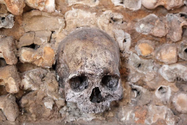 Pared de huesos humanos en una capilla en Faro, Portugal — Foto de Stock