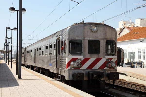Träna på railway station plattform. Faro, portugal — Stockfoto