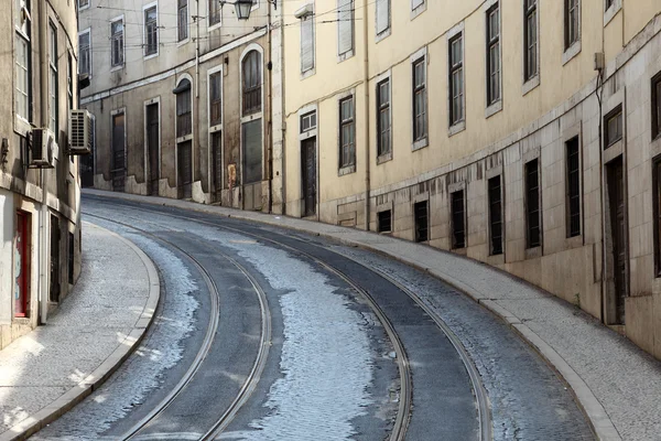 Ulice s tramvajové kolejnice v Lisabonu, Portugalsko — Stock fotografie
