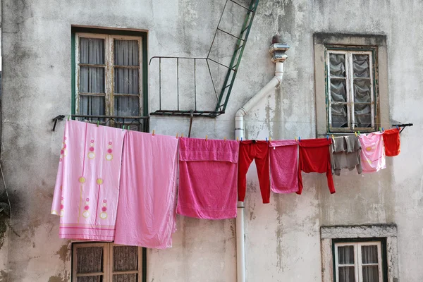 洗晾的衣服在阳光下。葡萄牙和其他欧元的典型场景 — 图库照片