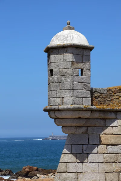 Torre de un antiguo castillo portugués — Foto de Stock
