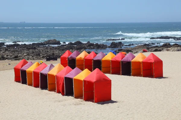 Cassette da bagno sulla spiaggia vicino a Oporto, Portogallo — Foto Stock
