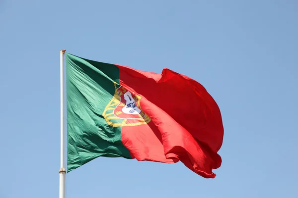 Mavi gökyüzü karşı Portekiz bayrağı — Stok fotoğraf