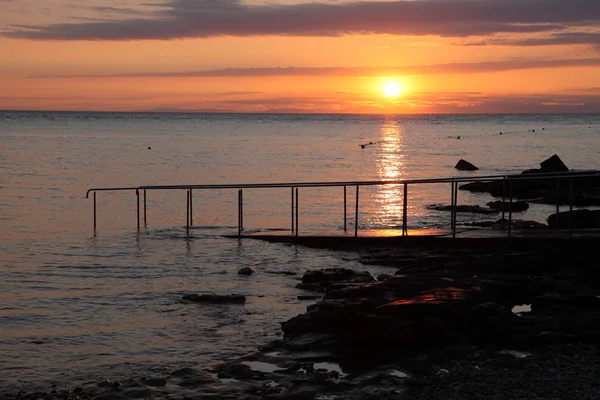 Západ slunce na pláži Jaderského moře v Chorvatsku — Stock fotografie