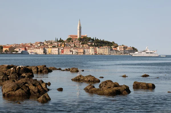 Adriatische Zeekust bij de oude binnenstad van rovinj, Kroatië — Stockfoto