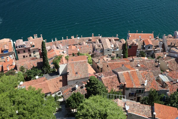 Pohled přes střechy v rovinj, Chorvatsko — Stock fotografie