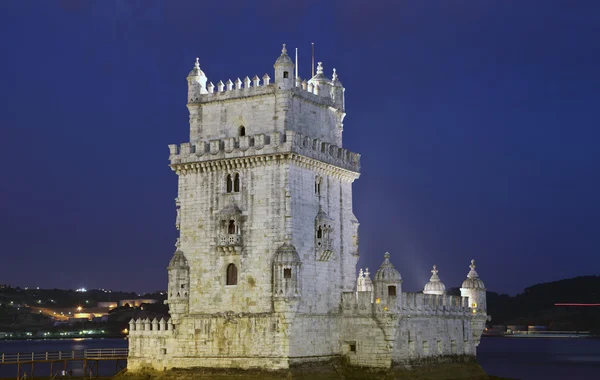 Belem tower upplyst på natten, Lissabon portugal — Stockfoto