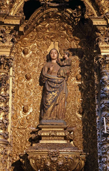 Madonnenstatue in einem vergoldeten Altar — Stockfoto