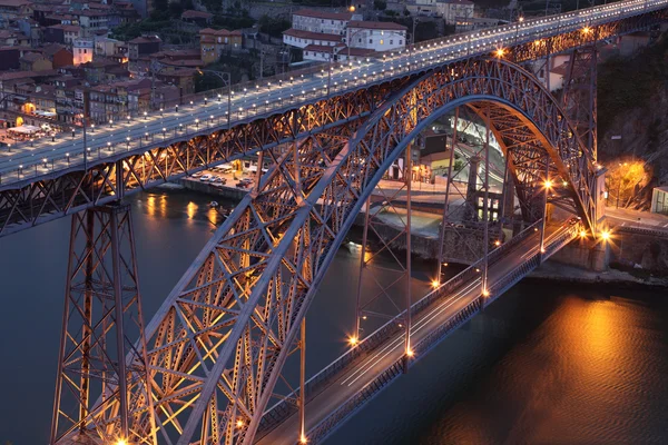 Dom 路易斯 · 铁桥照亮了黄昏时分，葡萄牙波尔图 — 图库照片