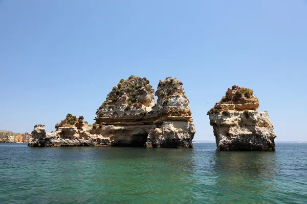 Скалы на Атлантическом побережье в Алгарве, Португалия — стоковое фото