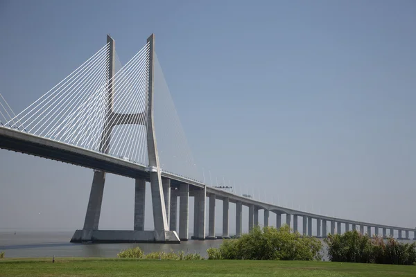 Puente Vasco da Gama en Lisboa, Portugal — Foto de Stock