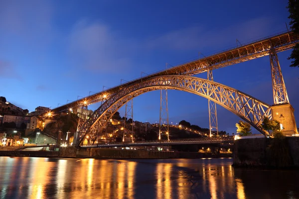 Мост Дома Луиса I освещался ночью. Опорту, Португалия — стоковое фото