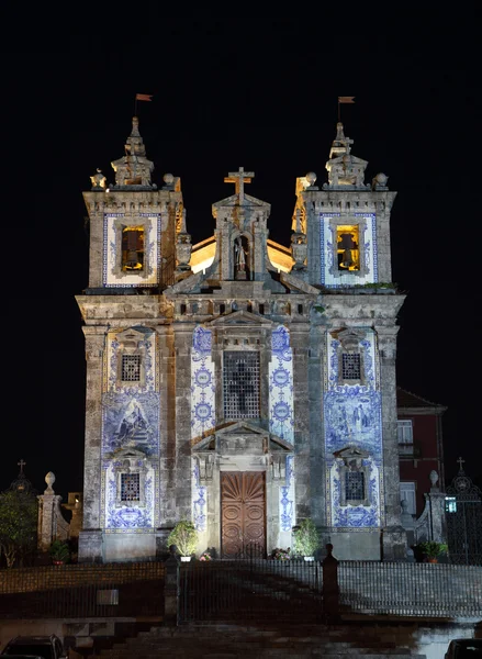 Церковь Санто-Ильдефонсо освещена ночью, Порту Португалия — стоковое фото