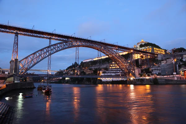 Dom luis-bron i skymningen, Porto portugal — Stockfoto