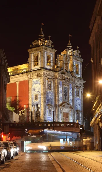 Santo ildefonso kyrkan på natten, Porto portugal — Stockfoto