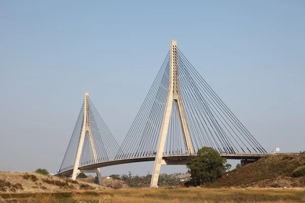 Подвесной мост через реку Гвадиана, Алгарве, Португалия — стоковое фото