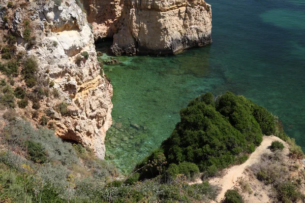 Klipporna vid kusten av algarve, portugal — Stockfoto