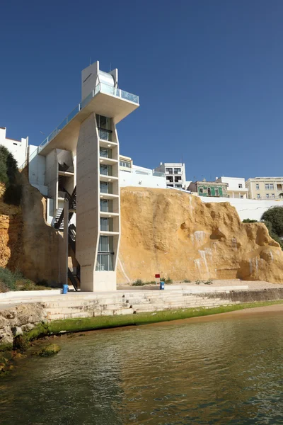 Лифт на пляж в Албуфейре, Алгарве Португалия — стоковое фото